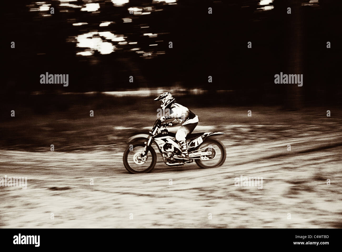 États-unis, Texas, Austin, traverser un motocycliste sur piste sablonneuse Banque D'Images