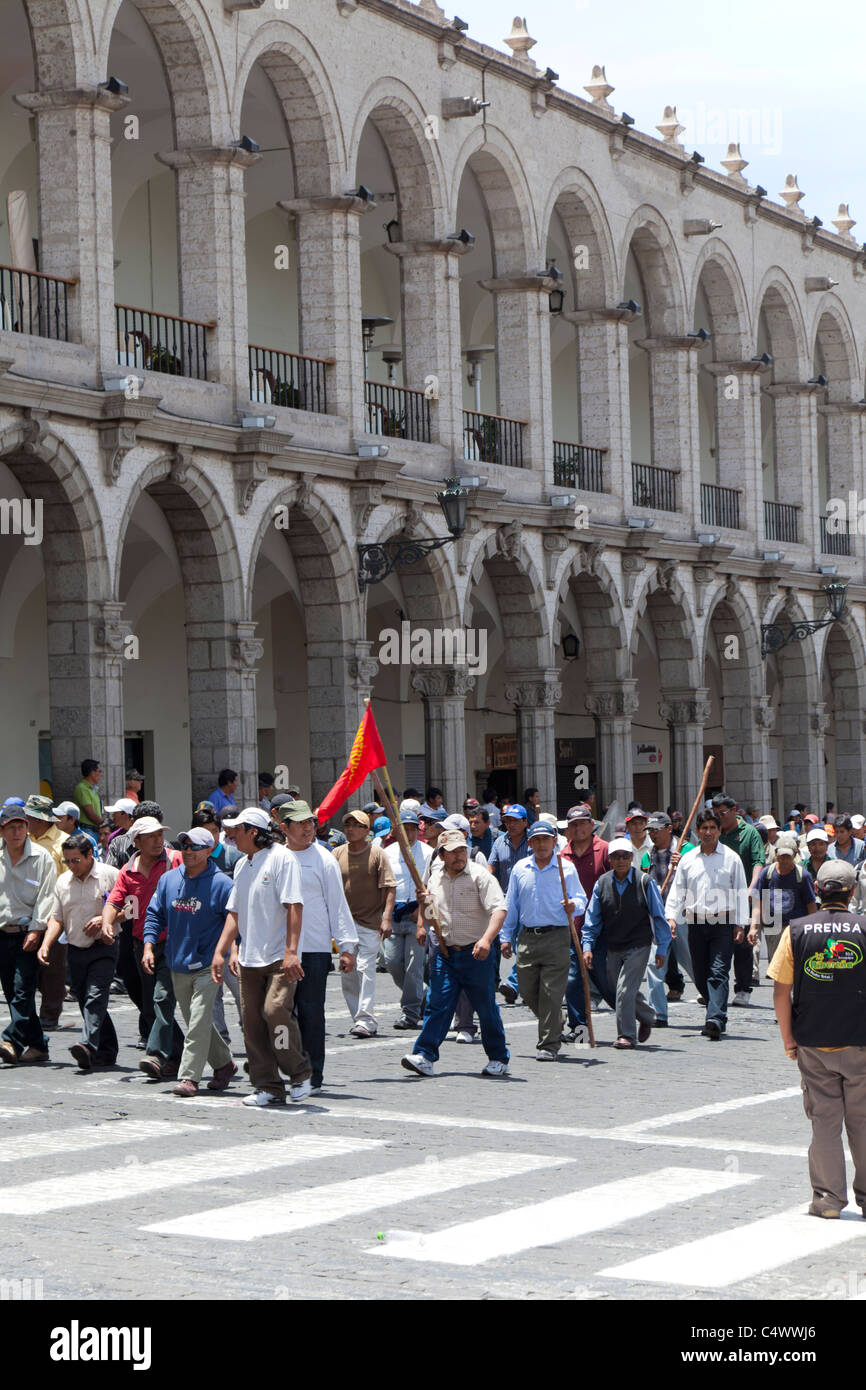 Démonstration par les travailleurs de la construction contre le gouvernement local à Plaza de Armas, Arequipa, Pérou Banque D'Images