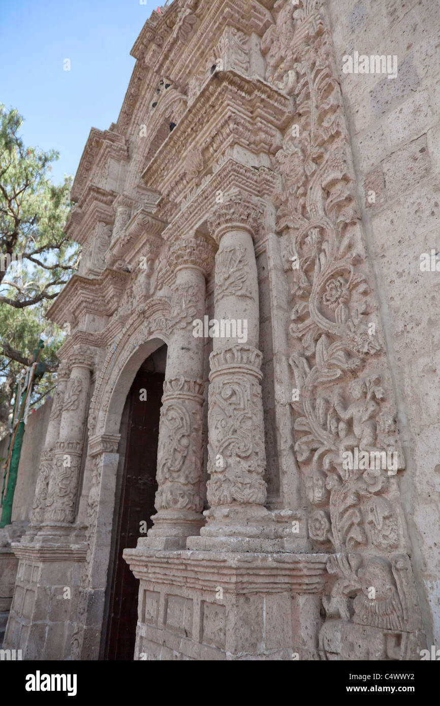 La façade ouvragée de l'église San Juan Bautista, Yanahuara, Arequipa, Pérou Banque D'Images