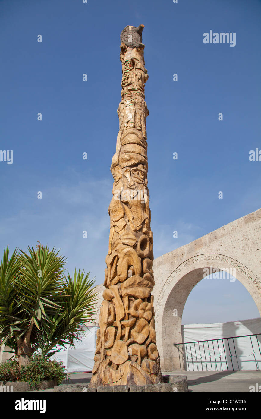 Totem sculpté moderne à Yanahuara, près d'Arequipa, Pérou Banque D'Images