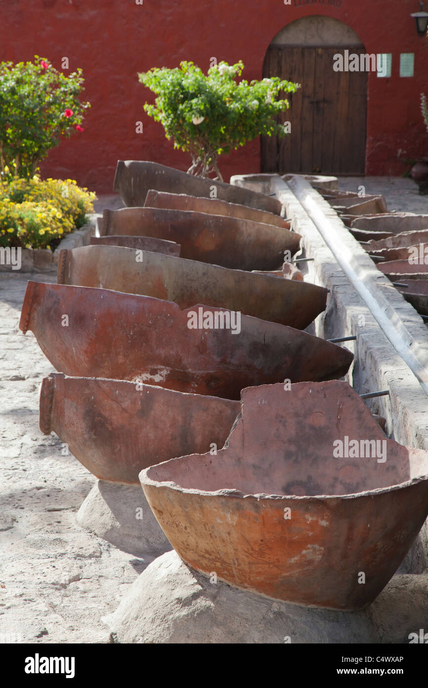 Close-up de la rupture des cuves à vin utilisée pour laver les vêtements dans le Couvent de Santa Catalina, Arequipa, Pérou Banque D'Images