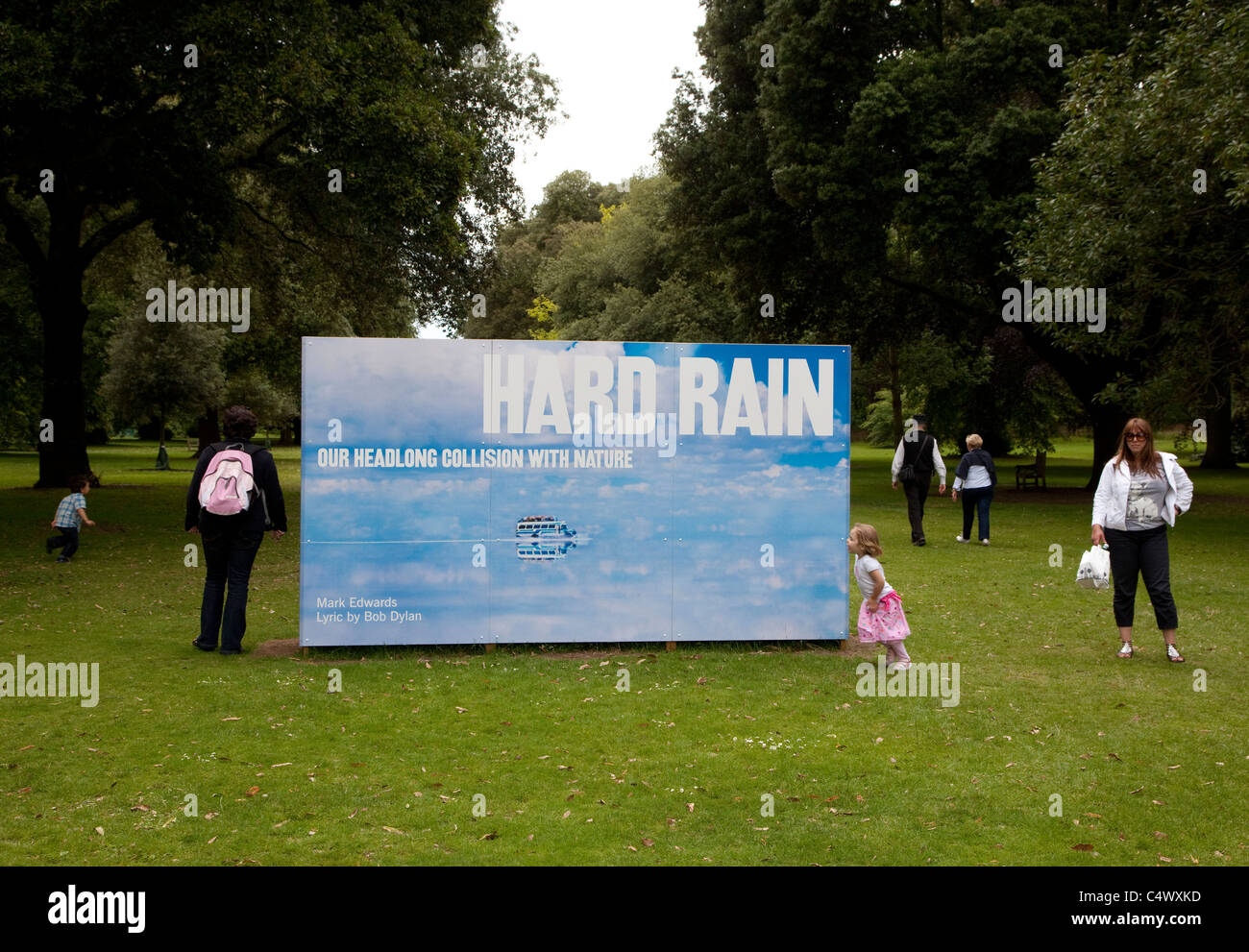 Pluie : exposition de photos sur l'environnement de Royal Botanic Gardens, Kew, Londres Banque D'Images