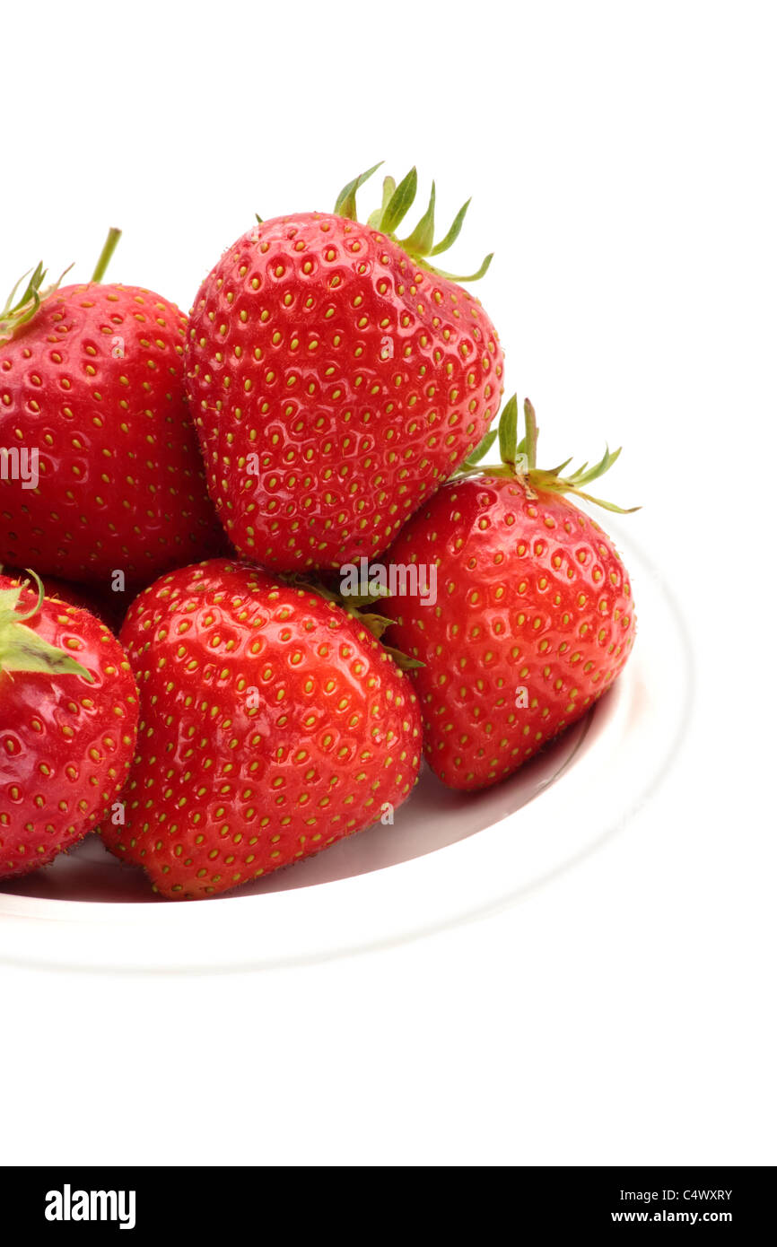 Fraises fraîches dans un bol sur un fond blanc Banque D'Images