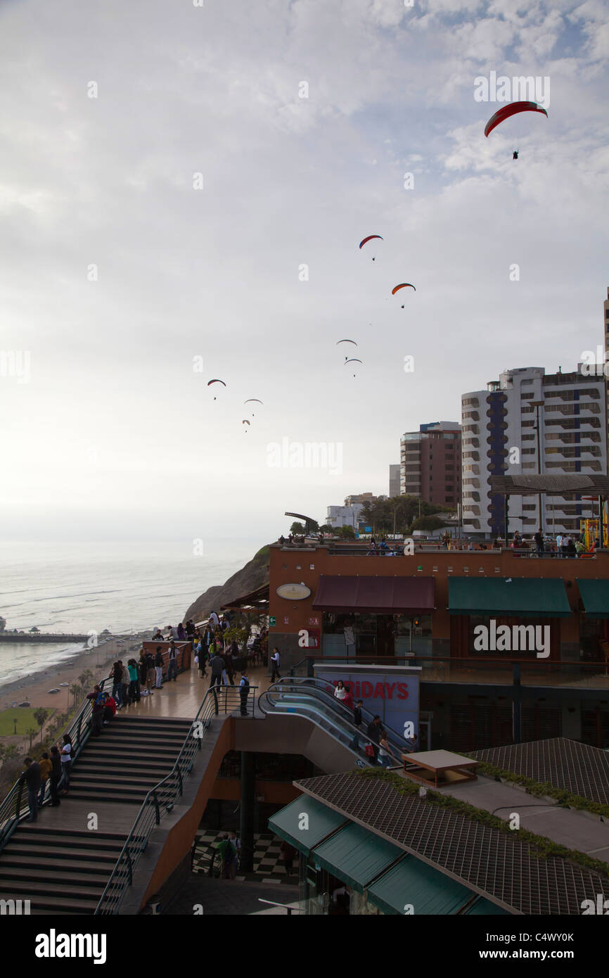 Parapente sur le littoral à Miraflores, Lima, Pérou Banque D'Images