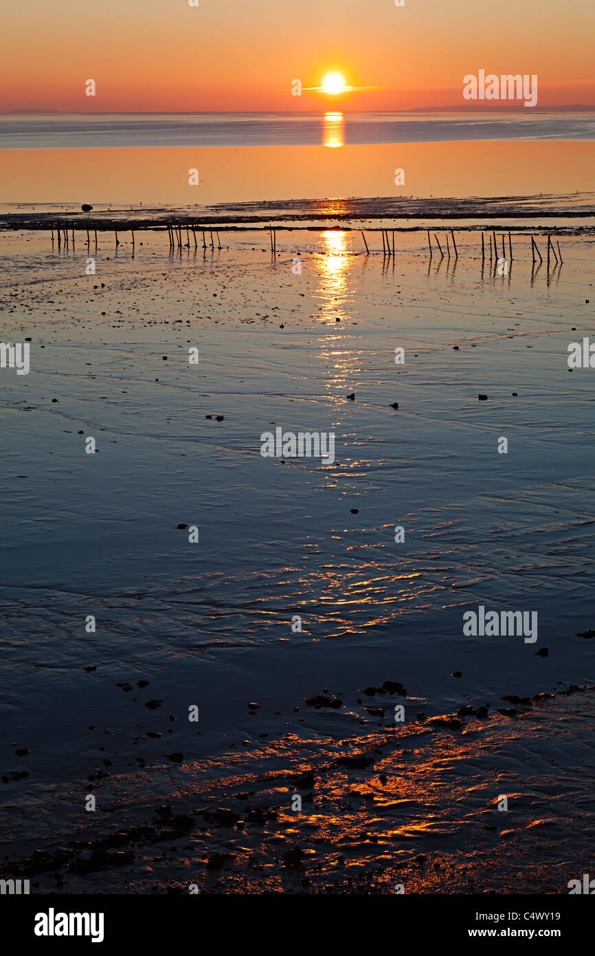Coucher de soleil sur la plage et les vasières à Goldcliff près de Newport Gwent Wales UK Banque D'Images