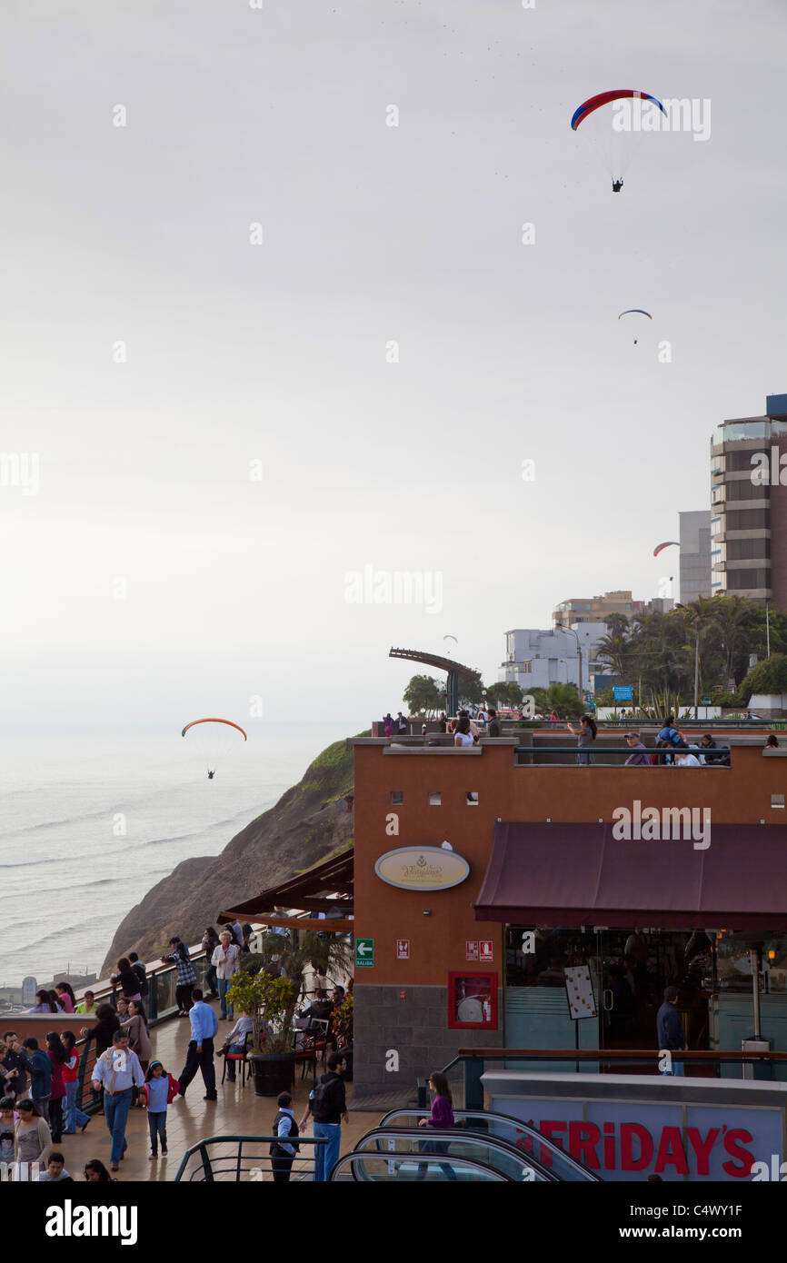 Parapente sur la côte et Largomar dans Miraflores, Lima, Pérou Banque D'Images