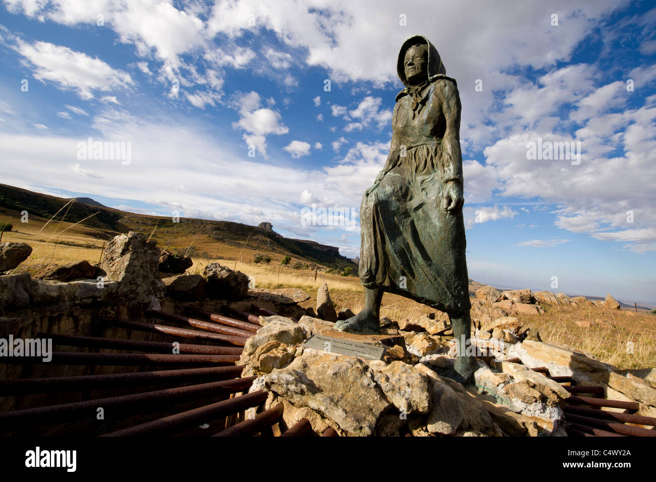 Statue de la femme aux pieds nus (Bald Voet Frou) près de Klip Retief, Free State, Afrique du Sud Banque D'Images