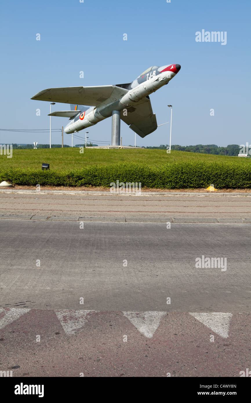 Avion de chasse belge de 1960 mettre sur un rond-point, Chièvres, Hainaut, Wallonie, Belgique, Europe Banque D'Images