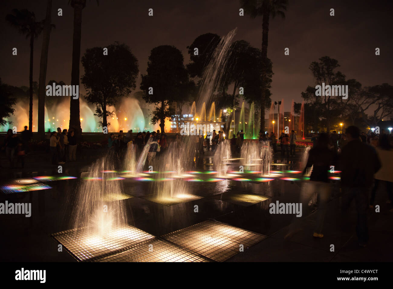 Les fontaines et lumière à Parque de la Reserva, Lima, Pérou Banque D'Images