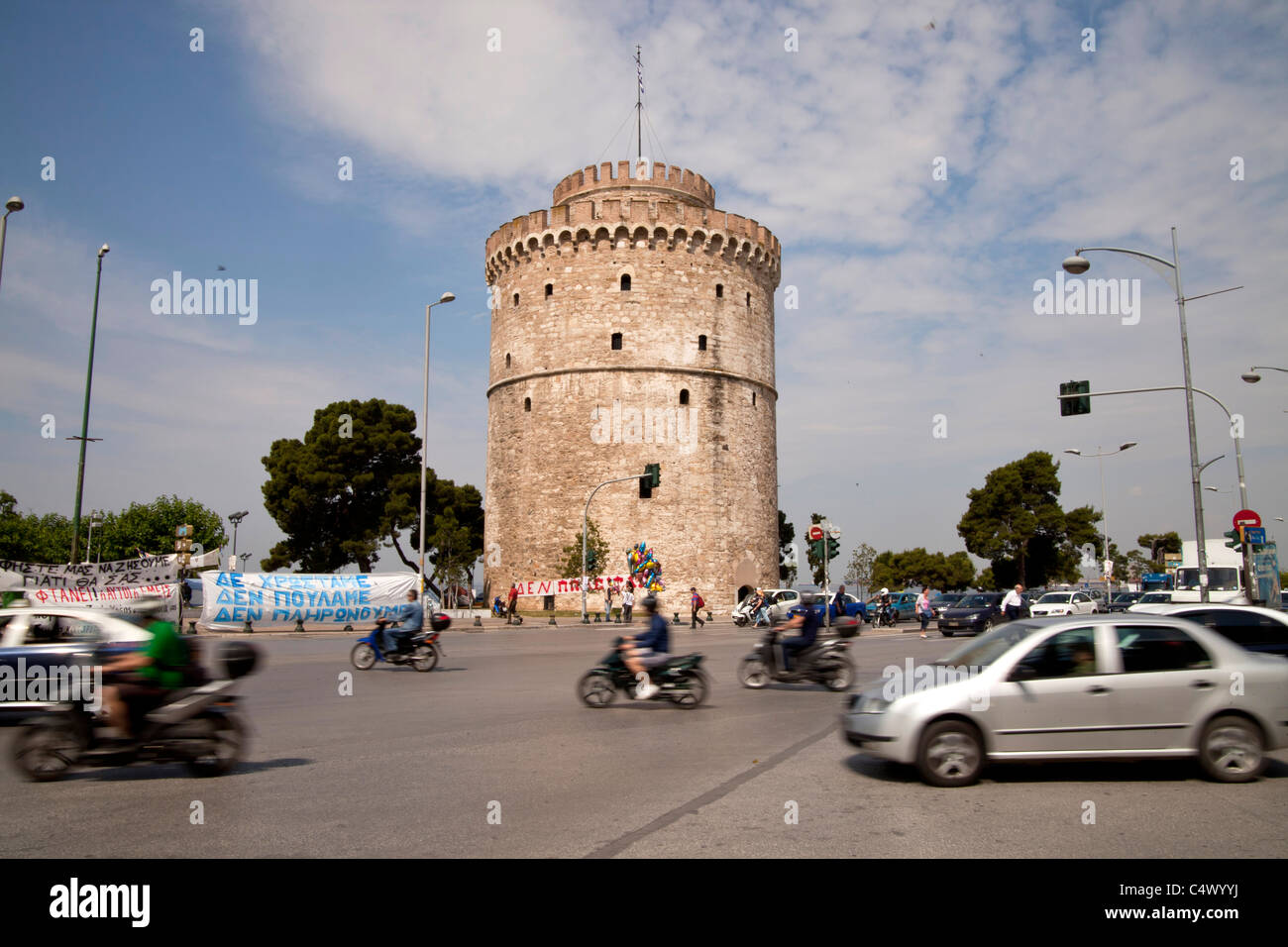 Traversée de la rue avec le trafic et la tour blanche, l'ancienne partie de la muraille de la ville et symbole de Thessalonique, Macédoine, Grèce Banque D'Images