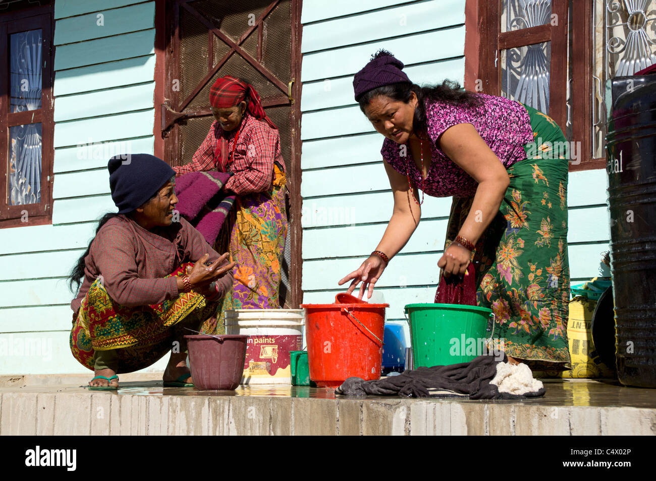 Trois femmes népalaises lave dans des seaux, Bandipur, Région de l'Ouest, le Népal Banque D'Images