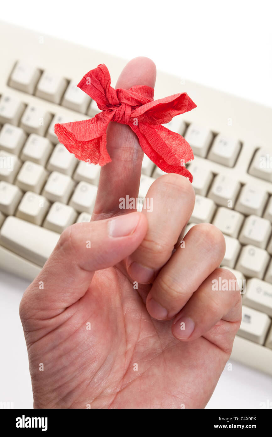 Arc rouge sur le doigt et le clavier de l'ordinateur Banque D'Images