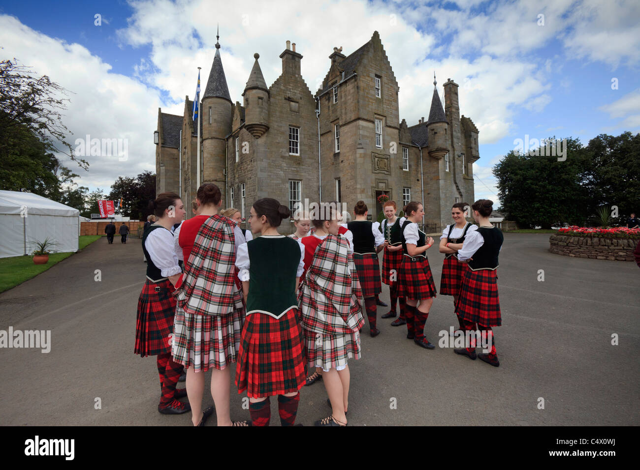 Scottish Country dancers monter en face de l'administration centrale RHASS au Royal Highland Show, Ingliston, Édimbourg Banque D'Images