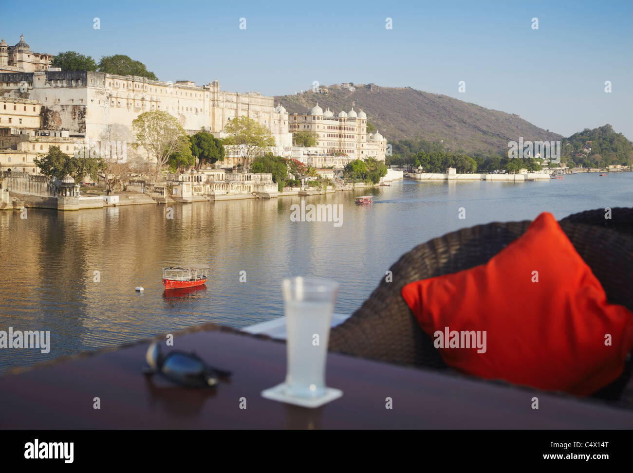 Vue de la ville de palais restaurant sur le toit de l'Hôtel du lac Pichola, Udaipur, Rajasthan, Inde Banque D'Images