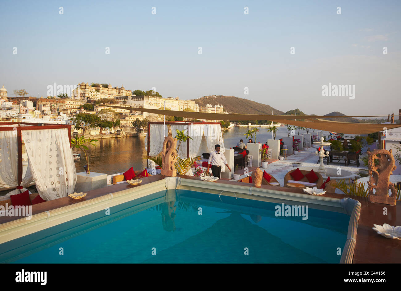 Piscine sur le restaurant sur le toit de l'Hôtel du lac Pichola, Udaipur, Rajasthan, Inde Banque D'Images