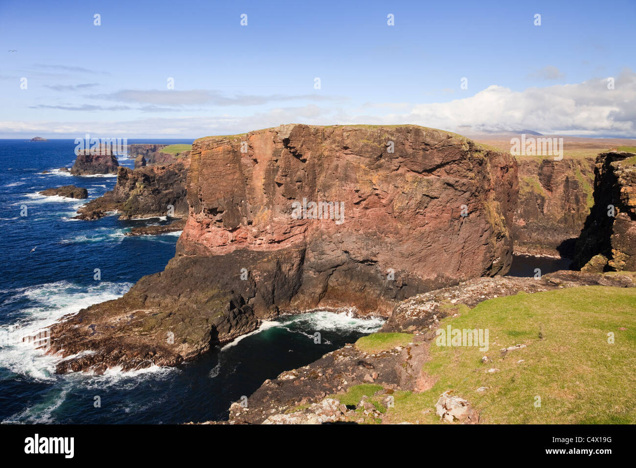 Chef de l'Stanshi, Eshaness, Shetland, Écosse, Royaume-Uni, Europe. Vue de falaises sur la côte rocheuse Banque D'Images