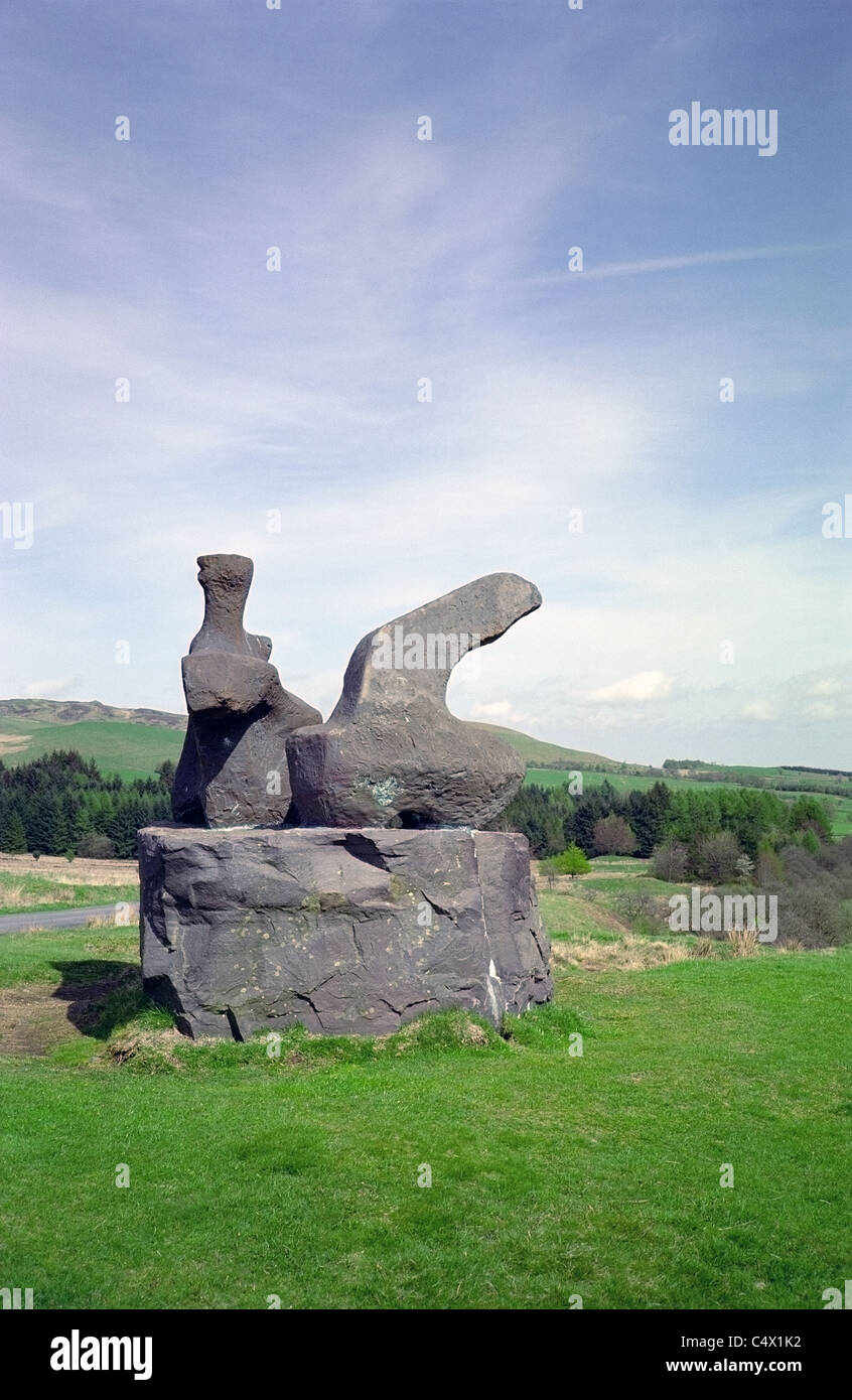 Deux pièces d'orientation Figure No1 sculpture de Henry Moore à Glenkiln Sculpture Park, Dumfries et Galloway, Écosse Banque D'Images