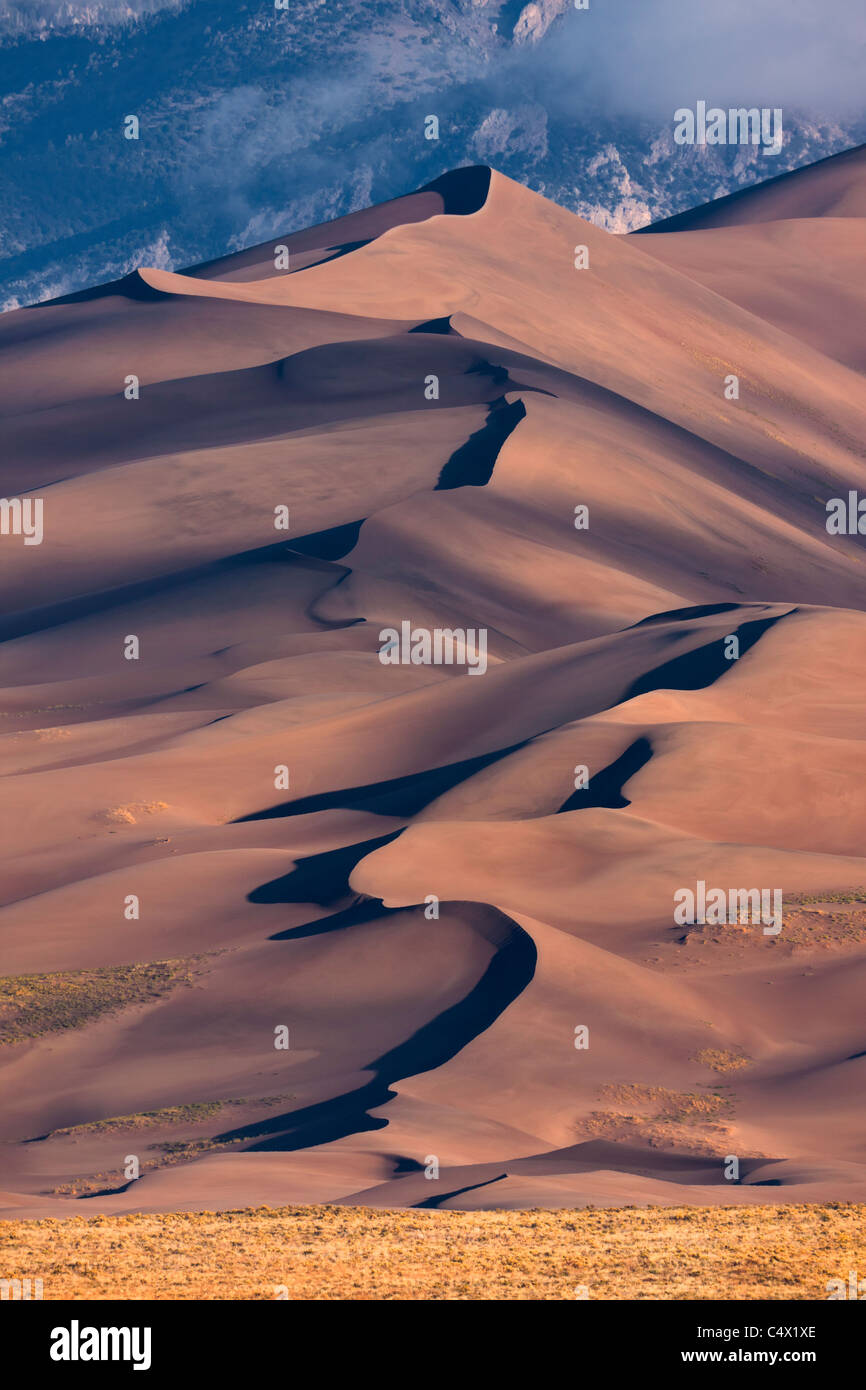 Grande dune de sable National Monument Park Colorado US, panorama vertical des dunes de sable rouge de grande taille, caractéristiques en forme de vent abstrait ombres profondes au lever du soleil Banque D'Images