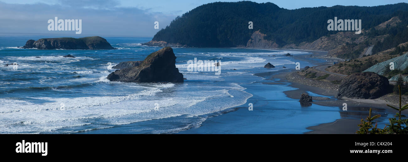 Nous l'Oregon Scenic Pacific coast road marée grande botte de vagues rochers des montagnes blue sky background panorama côte ouest US Banque D'Images