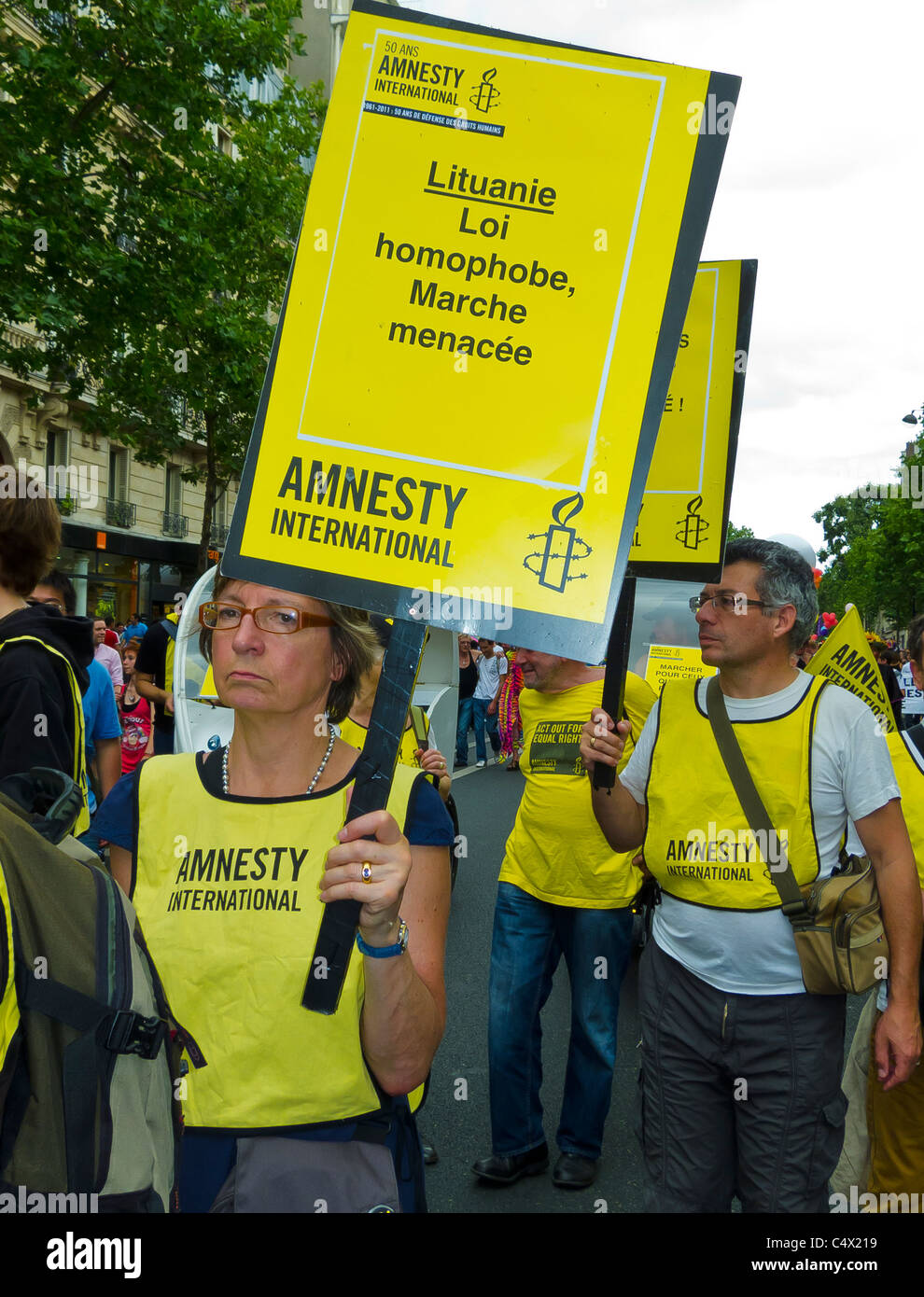 Paris, France, gay Pride, LGTB March, des activistes d'Amnesty International défilant avec des signes d'homophobie en Lituanie, lutte pour les droits des gays, une femme protestant avec un signe de protestation Banque D'Images