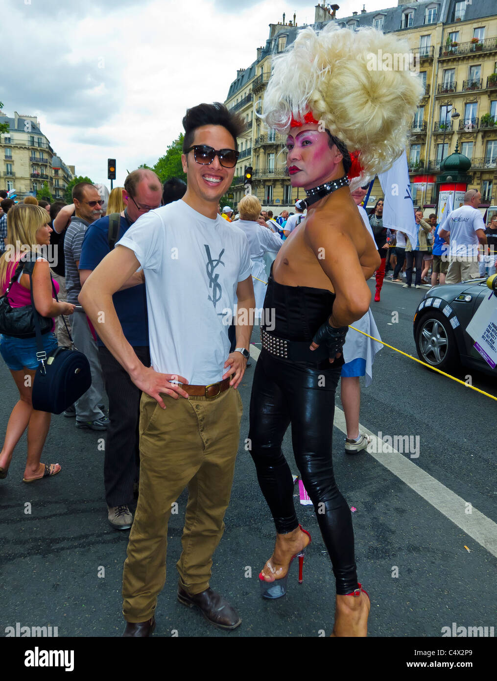 Paris, France, Transvestite française et Homme à la gay Pride, mars LGTB, style de vie français authentique, protestation contre l'homosexualité, 2011 Banque D'Images
