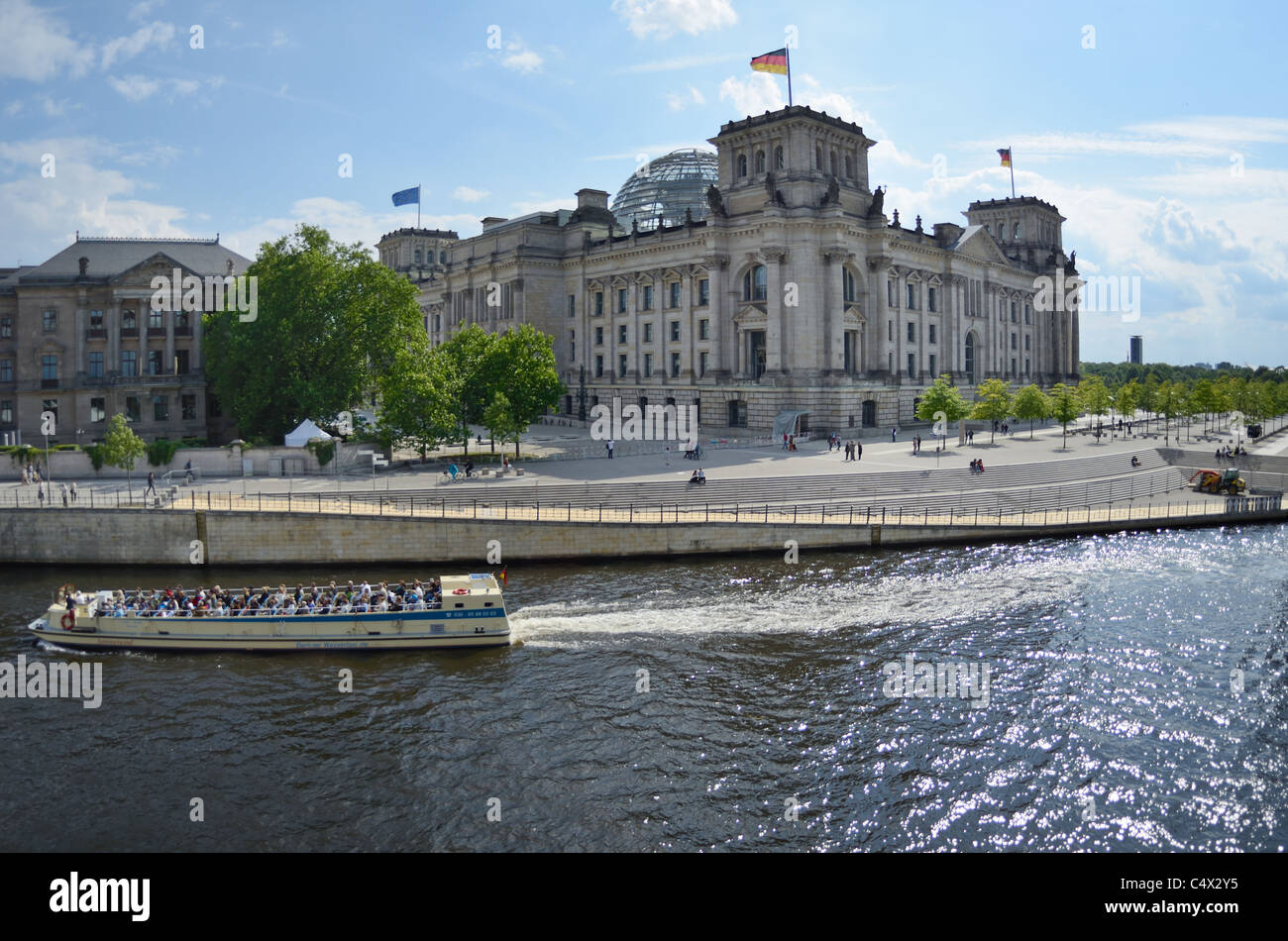 Logement Berlin Reichstag, le Parlement allemand, vu de la Marie Elisabeth Lüders Haus. Vue sur la rivière Spree. Banque D'Images