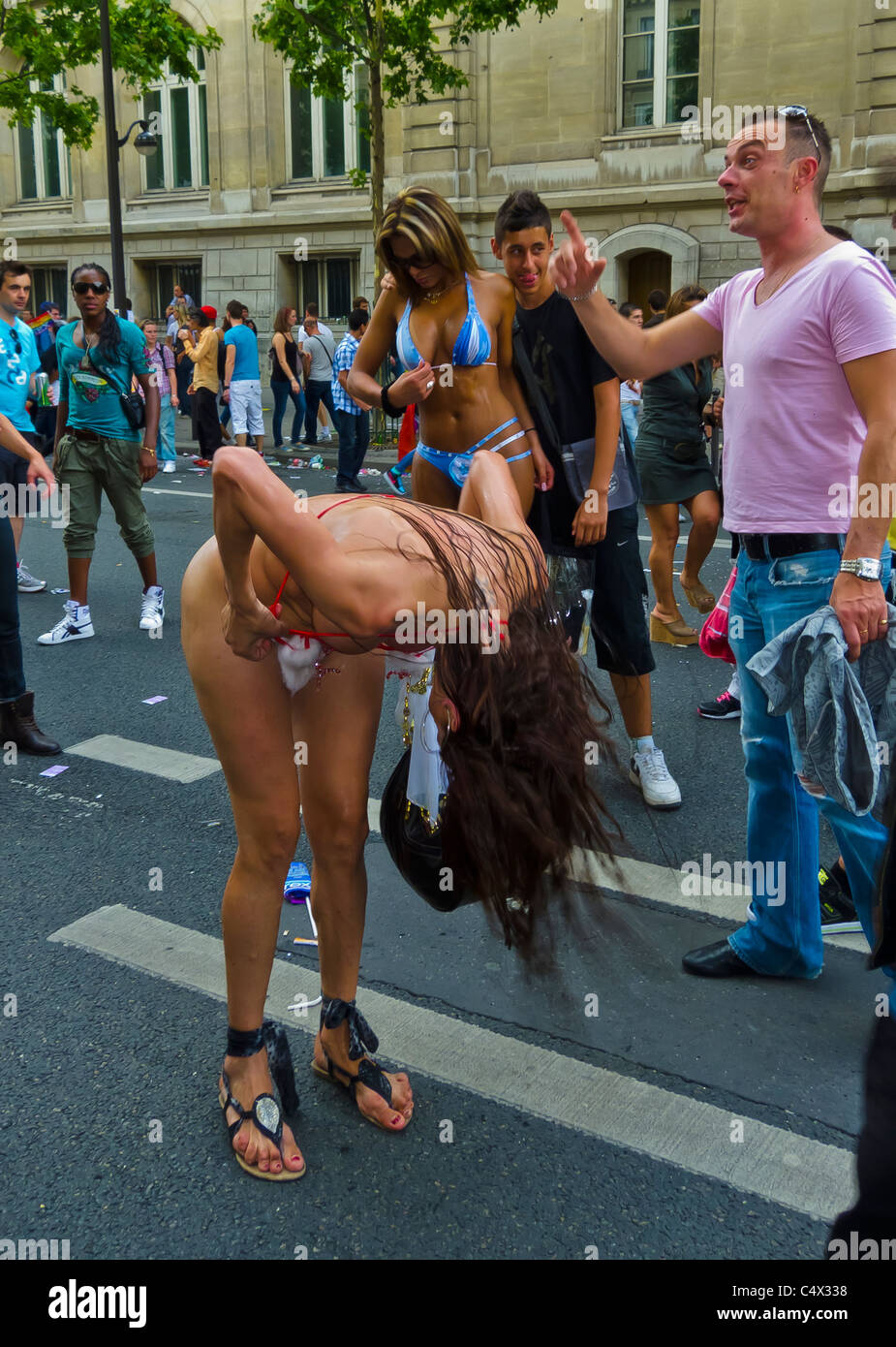 Paris, France, Trangenre se débaissant, se fracassant les cheveux dans la rue à gay Pride, LGTB March Banque D'Images