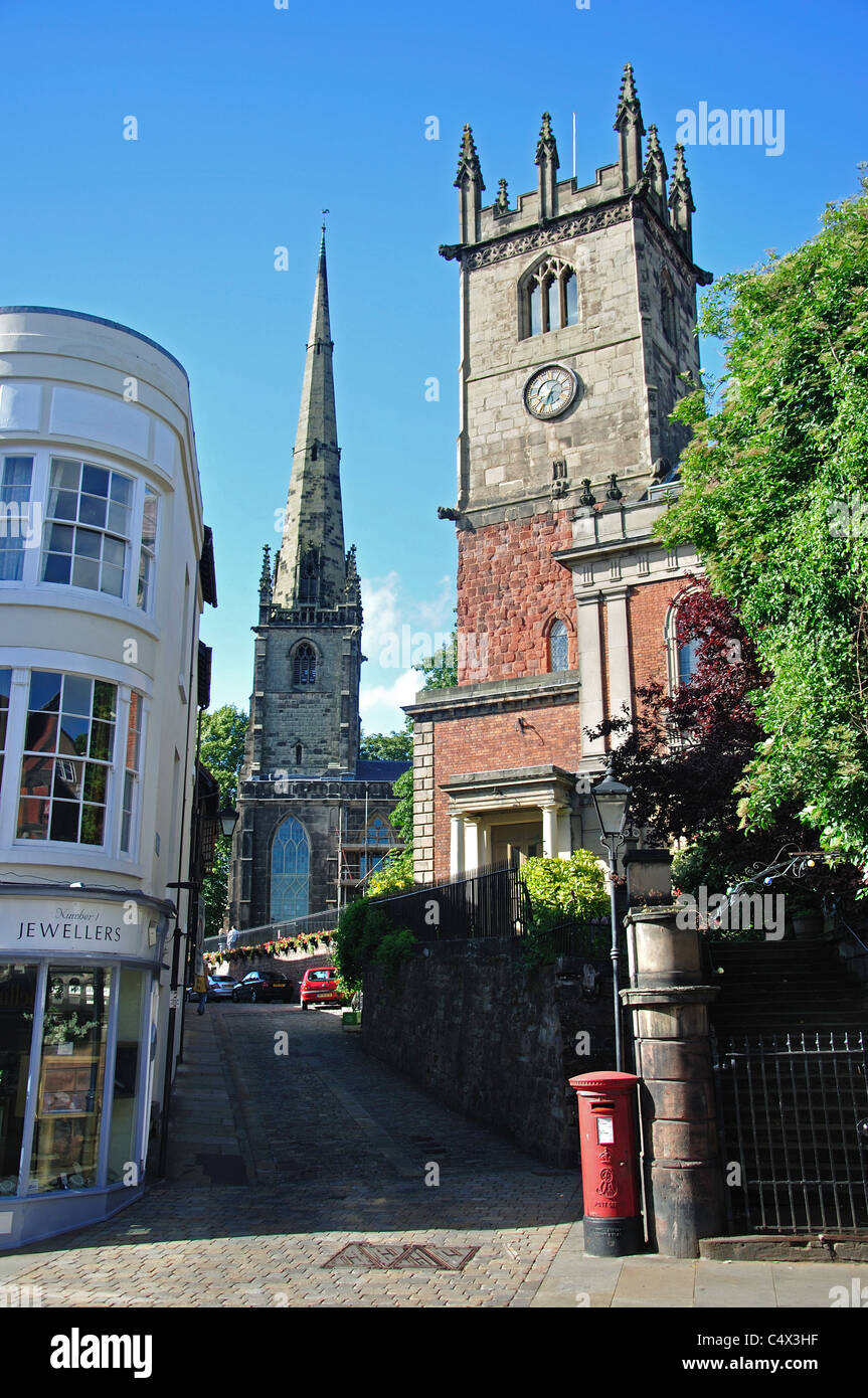 La rue du poisson, la flèche de l'église St Alkmund et tour de St Julian's Church, Shrewsbury, Shropshire, Angleterre, Royaume-Uni Banque D'Images