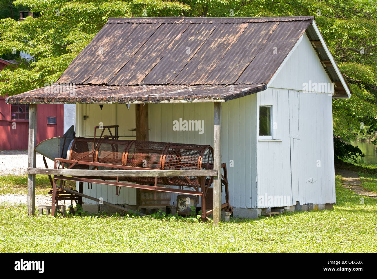 Petit chalet rustique avec un toit de métal rouillé Banque D'Images