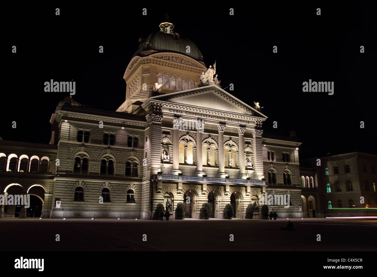 Berne, de style florentin, bâtiment du Parlement européen, la nuit Bundeshaus Bundesplatz @ Banque D'Images