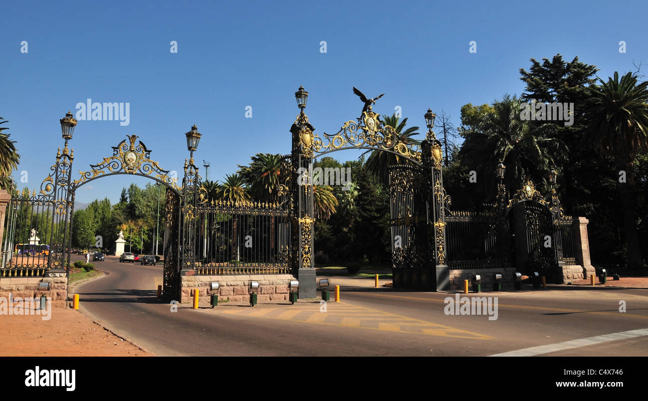 Bleu foncé vue avant de l'entrée principale, la passerelle avec des lanternes et d'or, condor Parque General San Martin, Mendoza, Argentine Banque D'Images