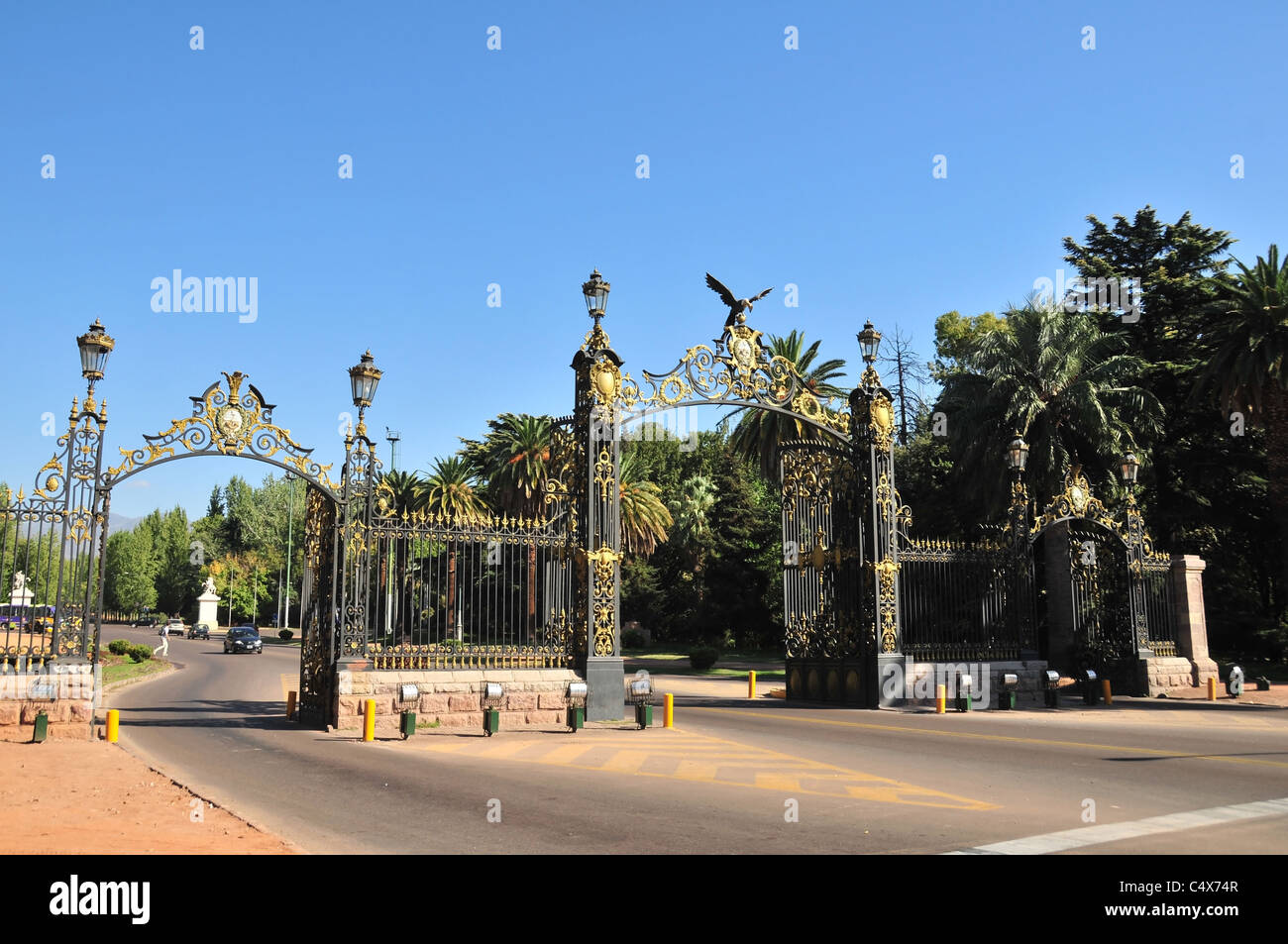 Ciel bleu vue avant de l'entrée principale, la passerelle avec des lanternes et d'or, condor Parque General San Martin, Mendoza, Argentine Banque D'Images