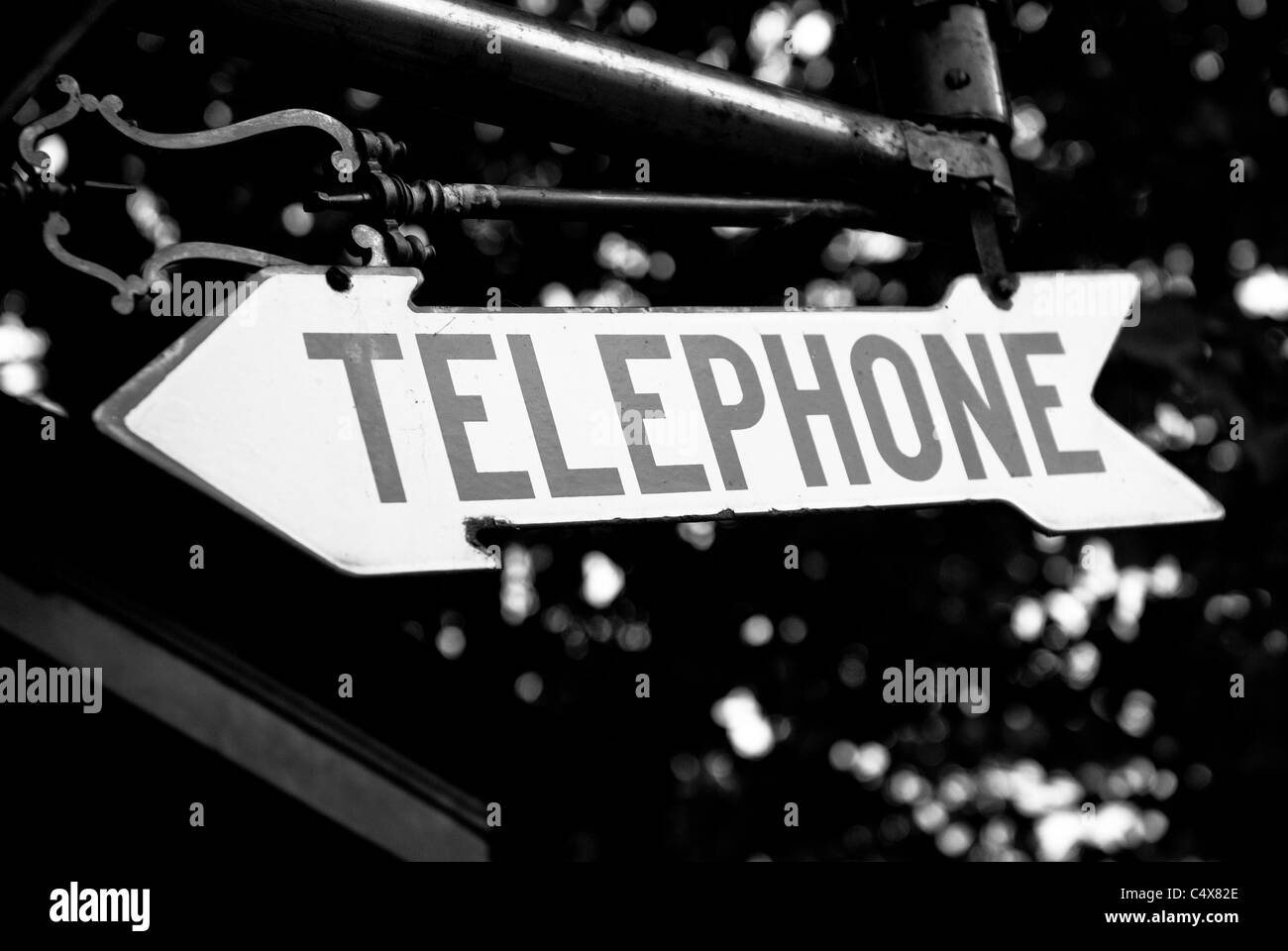 Téléphone direction sous la forme d'une flèche. Le noir et blanc Banque D'Images