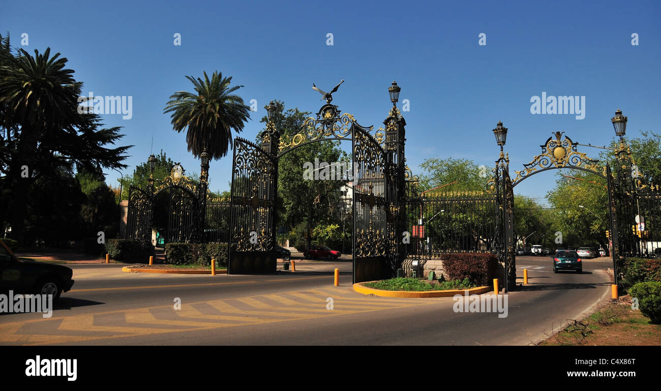 Bleu foncé vue arrière de porte d'entrée principale, avec des lanternes et d'or, condor Parque General San Martin, Mendoza, Argentine Banque D'Images