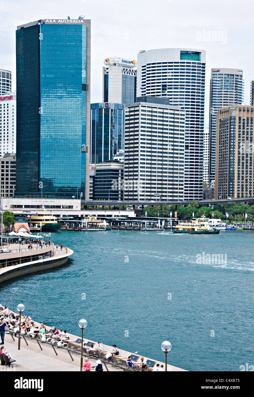 Le Sydney Skyline et le centre financier à Circular Quay Ferry Terminal et les touristes de l'Opéra de Sydney , Australie Banque D'Images