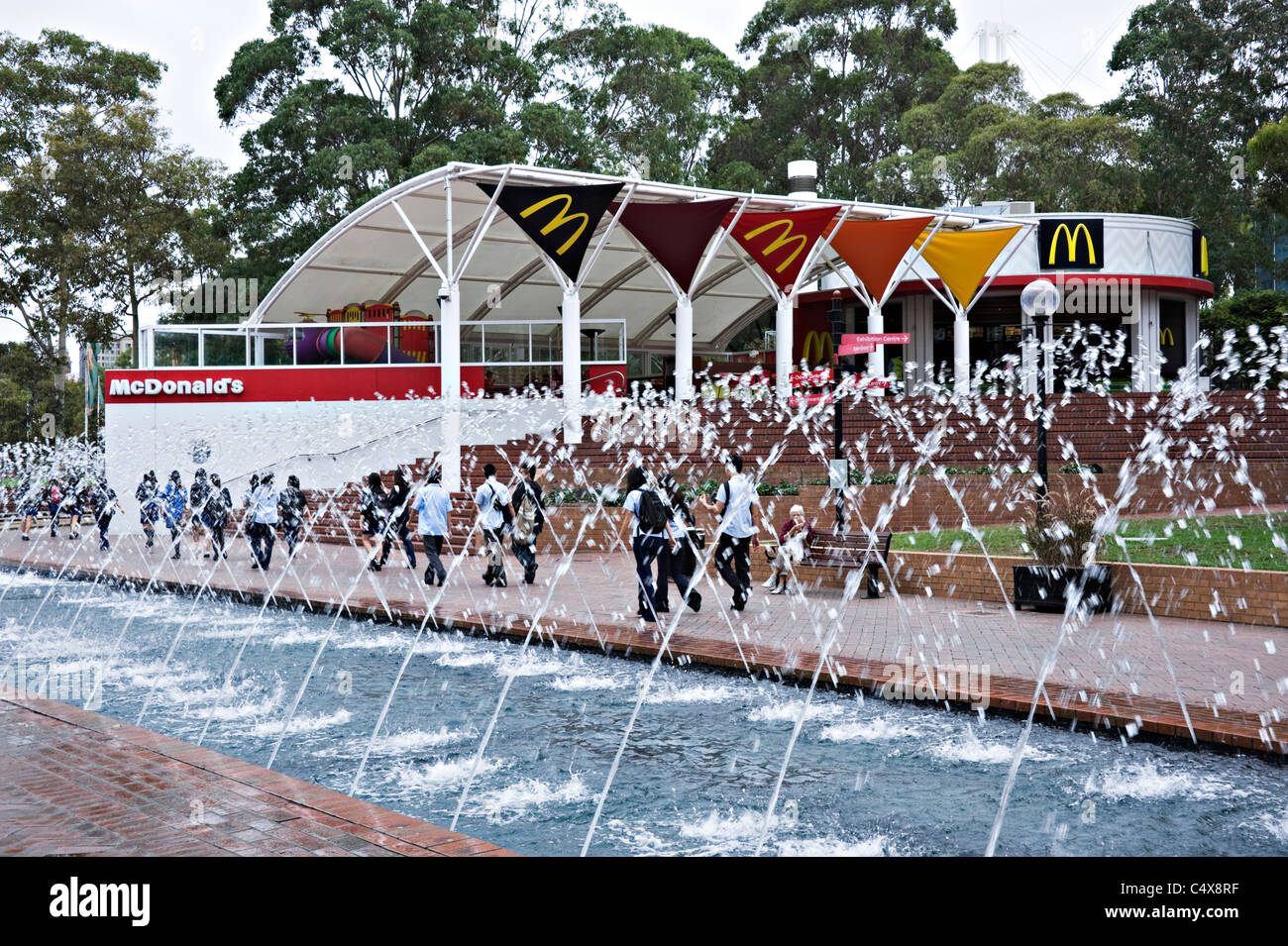McDonald's Restaurant avec des fontaines et des touristes à pied de Darling Harbour à Sydney New South Wales Australie Banque D'Images