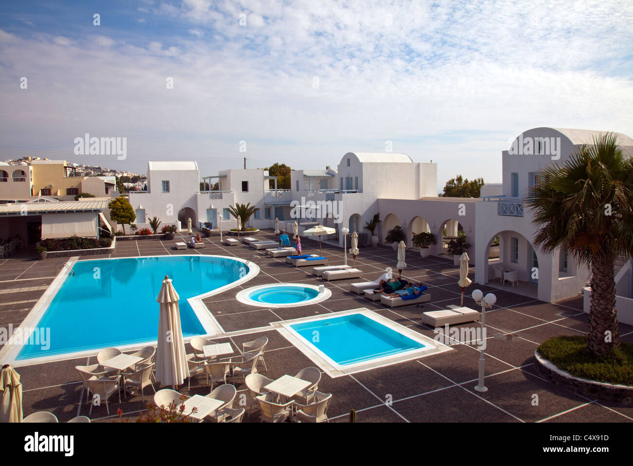 Thira, Santorin, Grèce, Îles grecques, Grèce iconique magnifique typique touristique de vacances El Greco Resort holiday pool baigneurs Banque D'Images