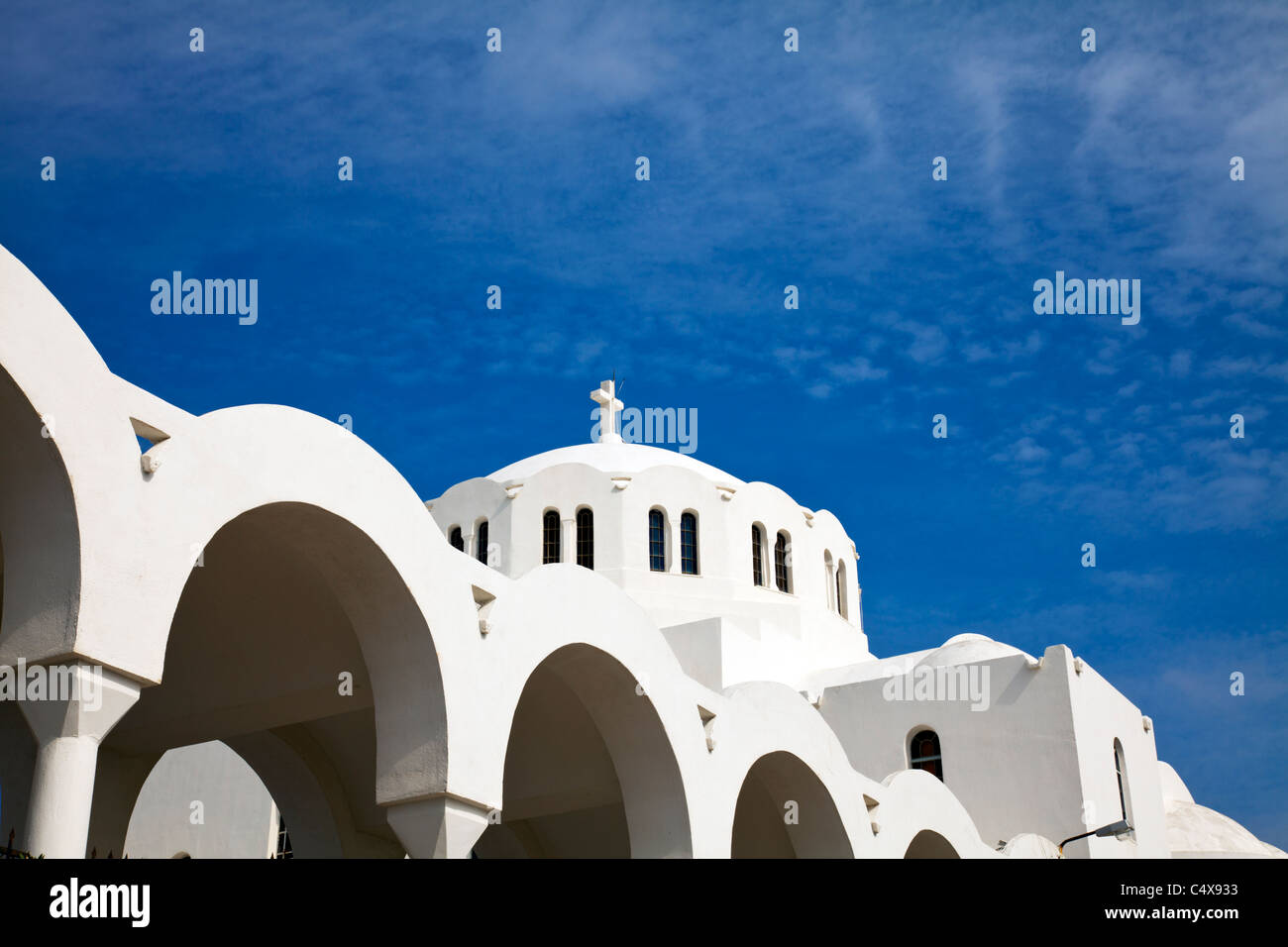 Thira, Santorin, Grèce, Îles grecques, Grèce iconique magnifique typique Tourist Holiday Resort dome église croix blue sky Banque D'Images