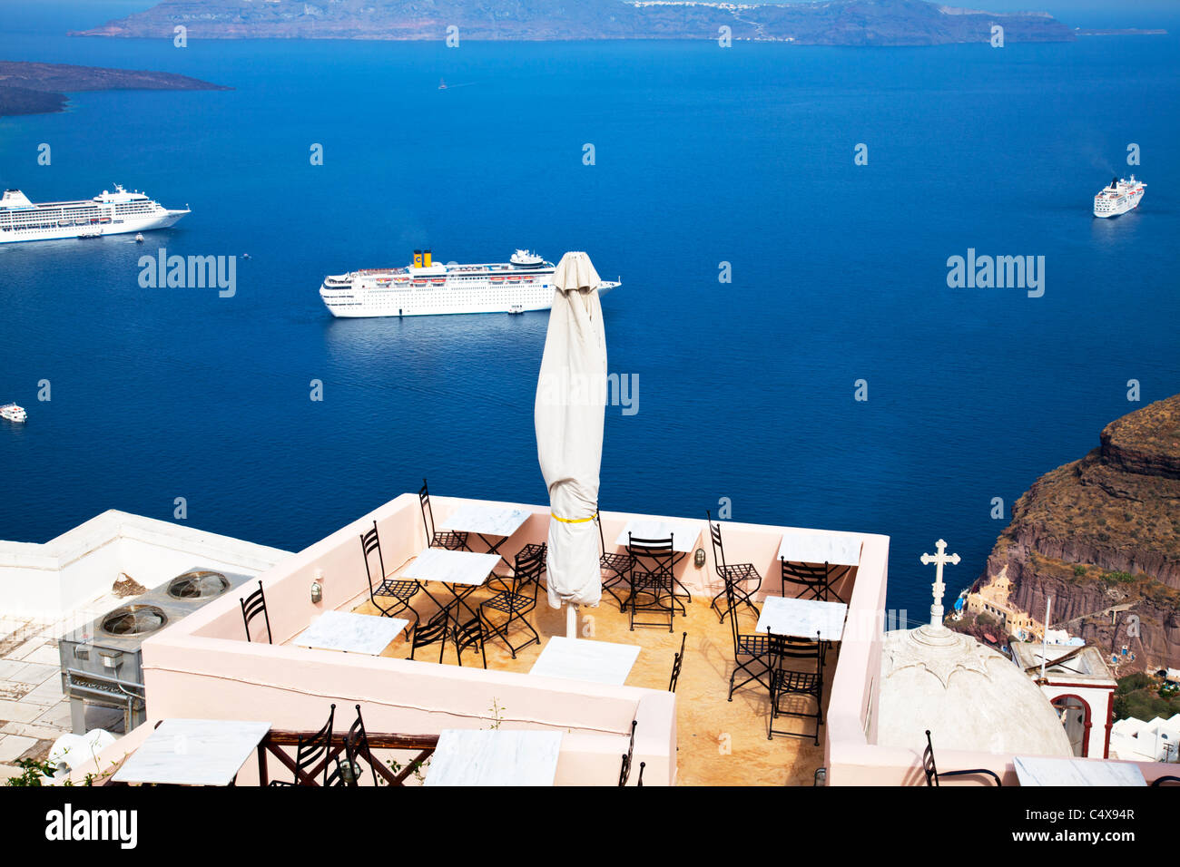 Thira, Santorin, Grèce, Îles grecques, Grèce iconique magnifique typique Tourist Holiday Resort restaurant caldera cruise ship Banque D'Images
