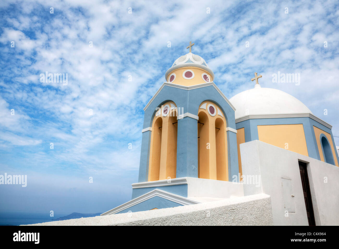 Thira, Santorin, Grèce, Îles grecques, Grèce iconique magnifique typique Tourist Holiday Resort dome church cross blue sky Banque D'Images