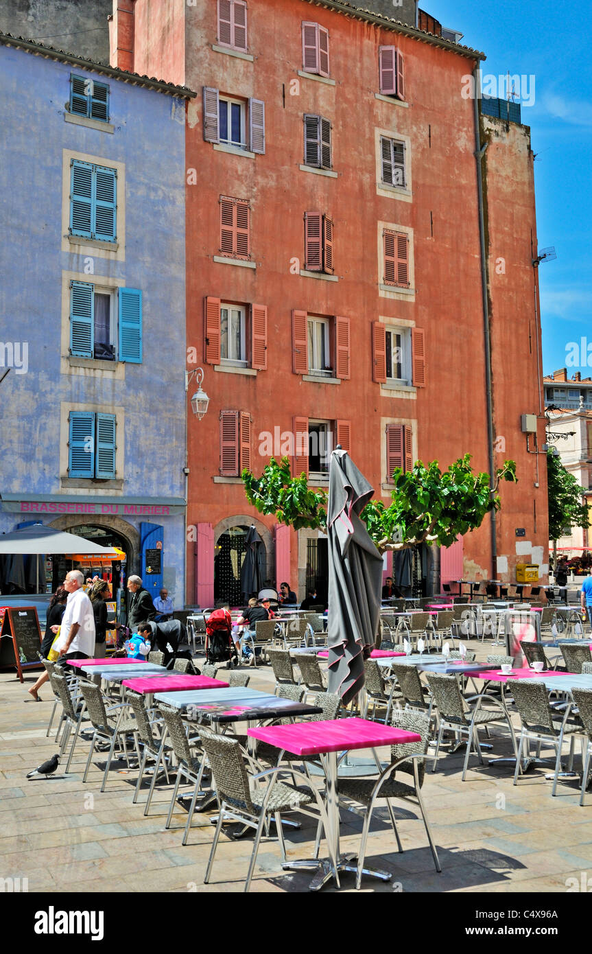 Les tables et les chaises d'une charmante brasserie de plein air en attente d'être rempli avec les clients en place Louis Blanc, Toulon, France Banque D'Images