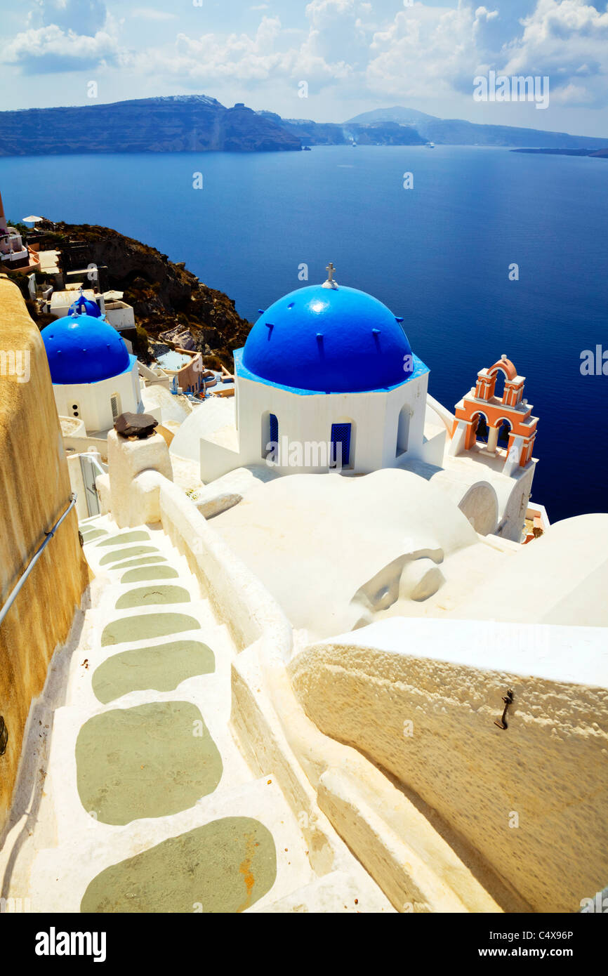 Oia, Santorin, Grèce, Îles grecques, Grèce iconique magnifique typique Tourist Holiday Resort blue domed church bell tower Banque D'Images