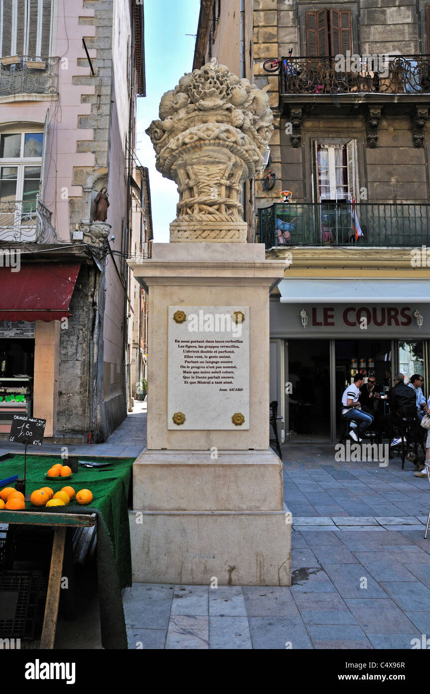Une sculpture en marbre d'un grand panier plein de fruits et légumes dans le marché du Cours Lafayette, Toulon Banque D'Images