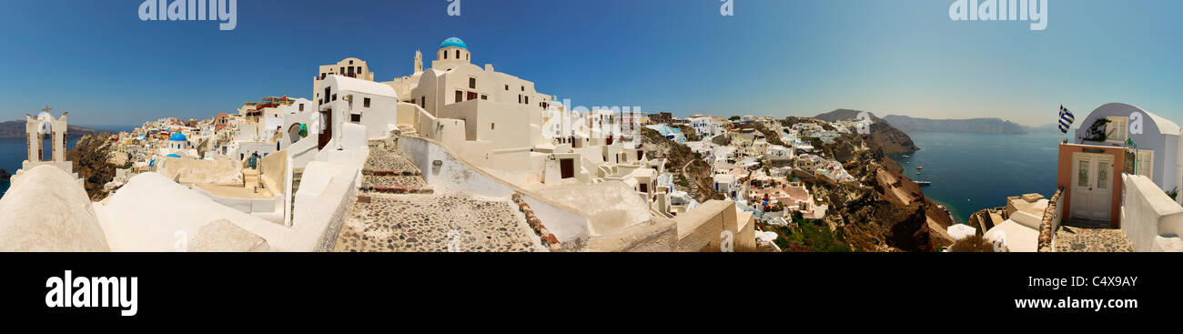 Oia, Santorin, Grèce, Îles grecques, Grèce iconique magnifique typique Tourist Holiday Resort panorama vue panoramique de l'église au dôme bleu Banque D'Images