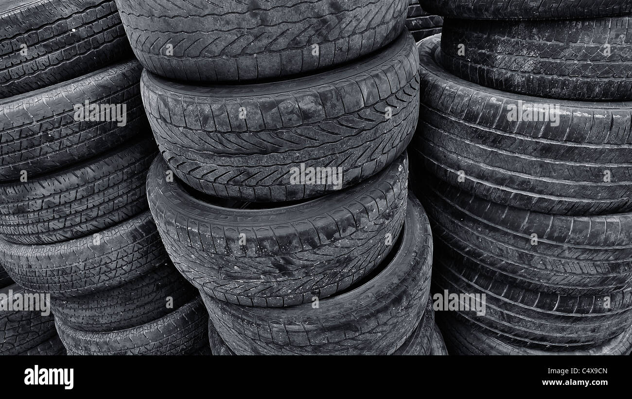 Des piles de vieux pneus recyclés utilisés. Banque D'Images