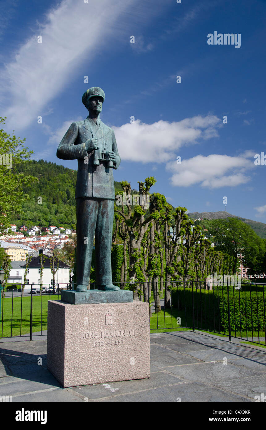 La Norvège, Bergen, Bergenhus Château. Statue du roi Haakon VII (Kong Haakon). Banque D'Images