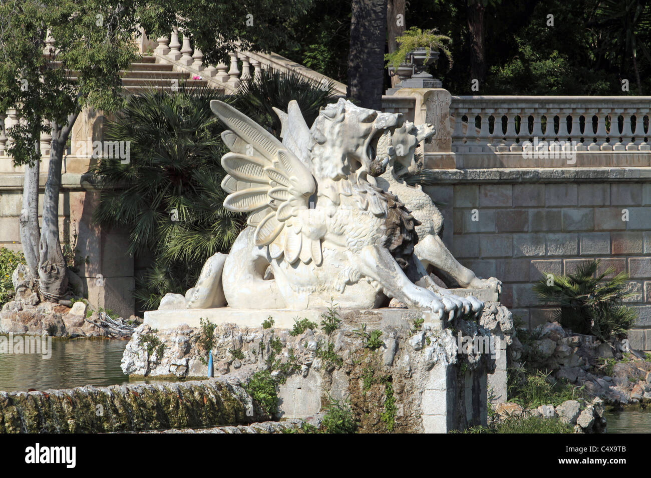 Statue de lion ailé à la source de la Cascada à Barcelone, Espagne. La statue fait partie de la belle fontaine. Banque D'Images