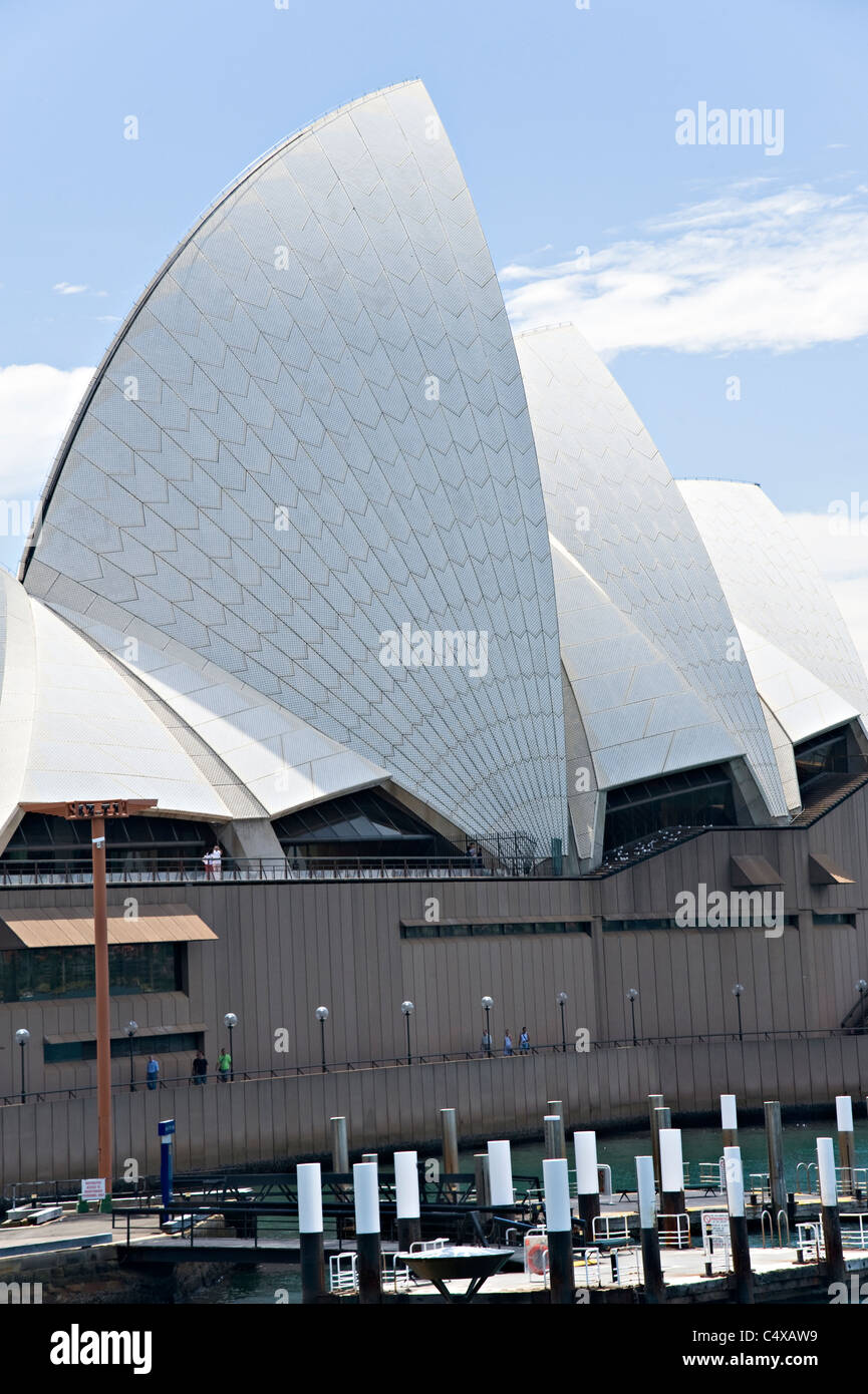 Le bel ensemble architectural des lignes courbes et des panneaux de l'Opéra de Sydney sur Bennelong Point Sydney NSW Australie Banque D'Images