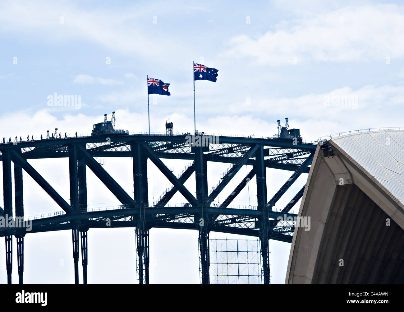 Les touristes comme des fourmis sur le célèbre Pont de Sydney à pied avec les drapeaux de l'Australie avec Opera House , Australie Banque D'Images