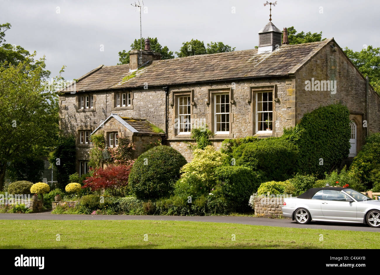 L'ancien palais de justice, sur le livre vert dans le village pittoresque de Bolton par Bowland, forêt de Bowland, Lancashire, England, UK Banque D'Images